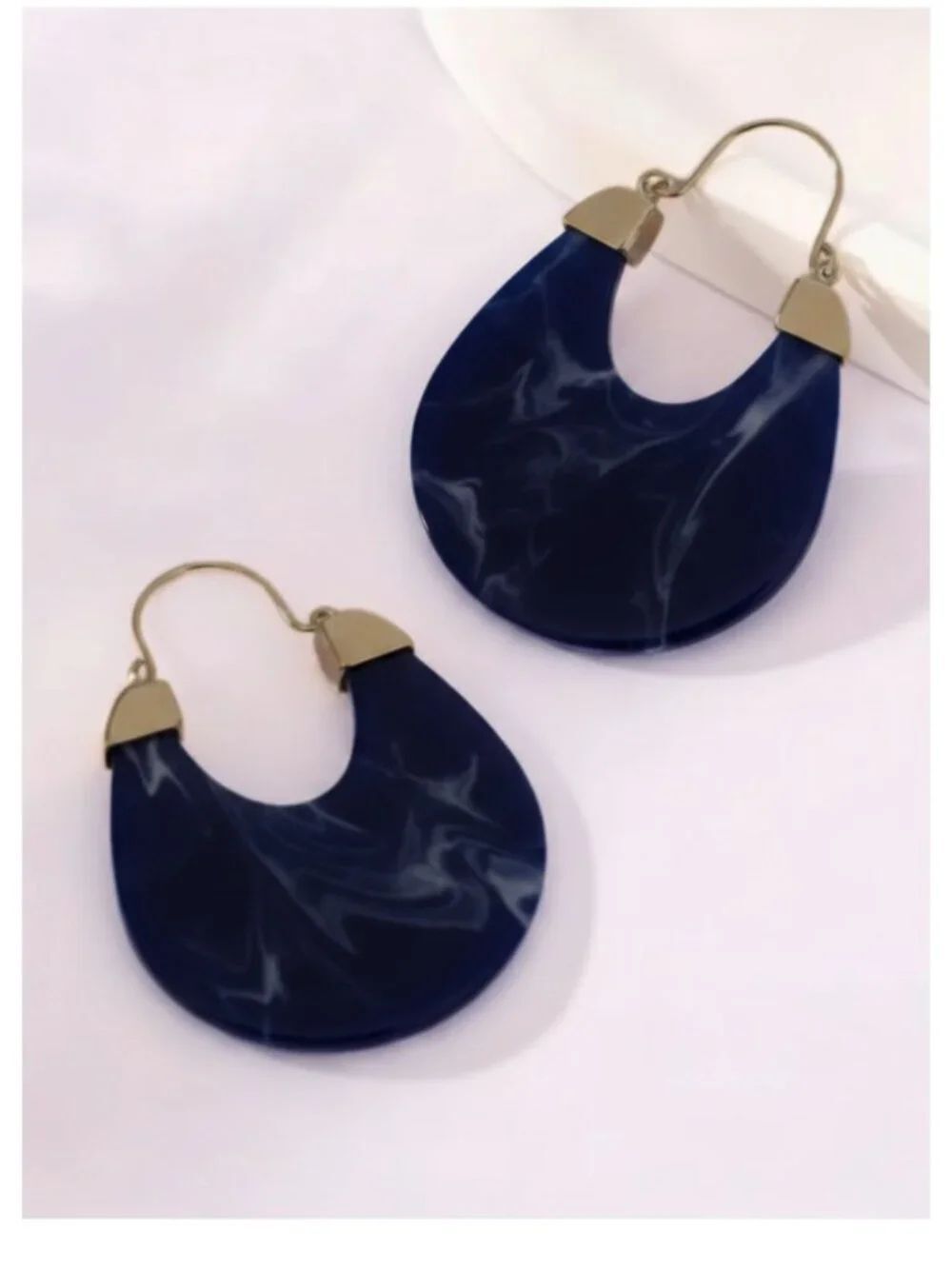 NWT 14K Gold Plated Boho Marbled Blue Resin Basket Saddle Hoop Earrings Chunky